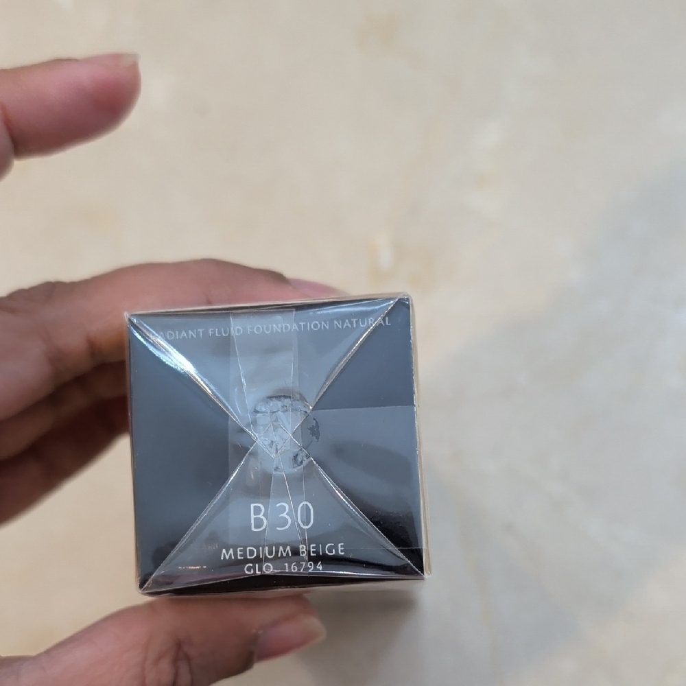 Radiant Fluid Foundation Natural - Picture 5 of 6